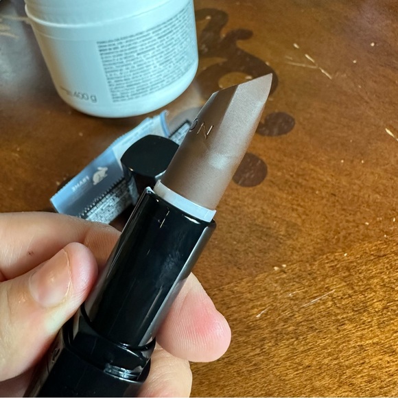 Avon Matte Lipstick Continuous Cocoa - Picture 5 of 7